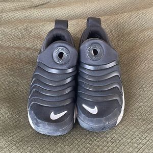 Kids size 1y Nike tennis shoes